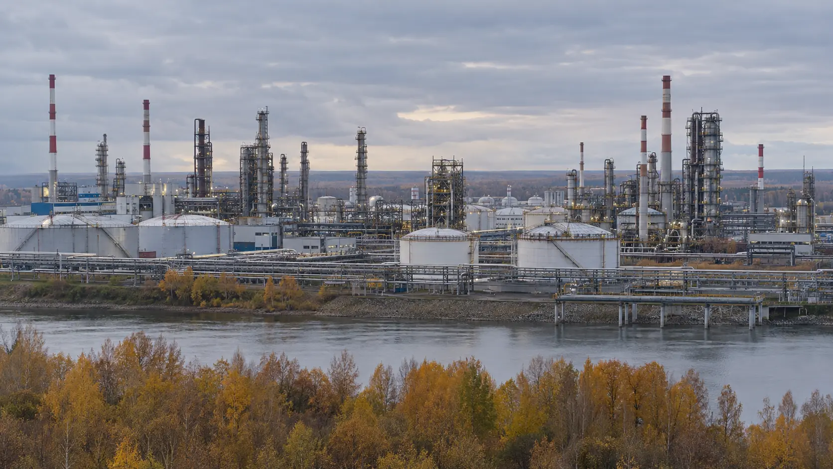 В Рязани после массированной атаки беспилотников загорелся нефтеперерабатывающий завод
